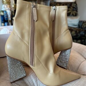 NEW NWT Schutz Cyrus Leather Ankle Boots Beige Neutral Size 6.5